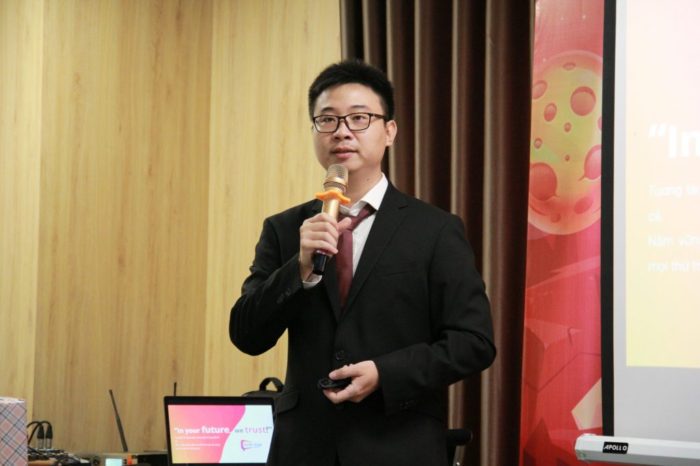 Anh Laevis Nguyễn trong buổi chia sẻ với nhân viên South Edge về văn hóa doanh nghiệp
